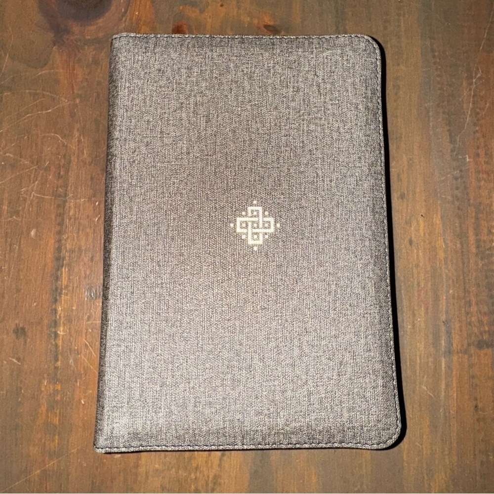NLT Compact Giant Print Zipper Bible, Filament Edition Excellent Condition